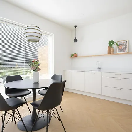 Luxury 3br Sauna Stay, Near Airport Train *