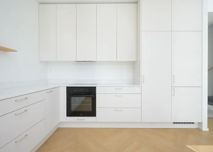 Luxury 3br Sauna Stay, Near Airport Train Apartament *