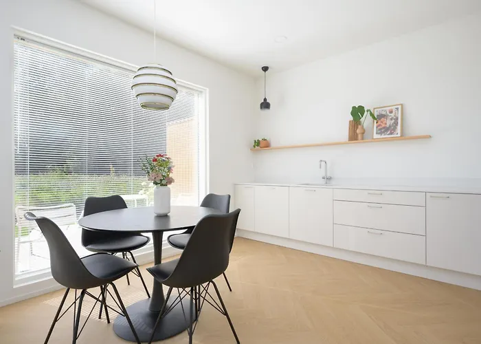 Luxury 3br Sauna Stay, Near Airport Train *