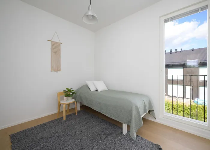 Luxury 3br Sauna Stay, Near Airport Train