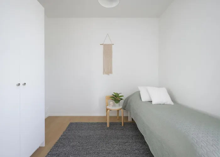 Luxury 3br Sauna Stay, Near Airport Train Apartament *